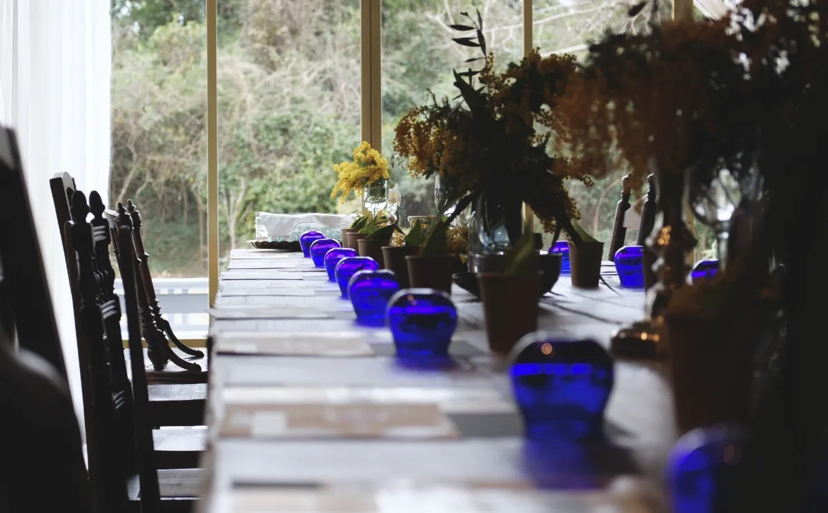 金継ぎした器にとオリーブオイルを使った料理を盛り付ける様子