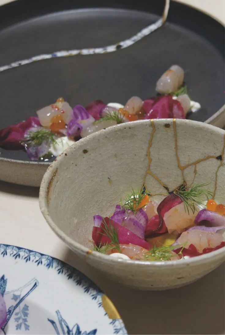 金継ぎの器にYUCCIのオリーブオイル料理